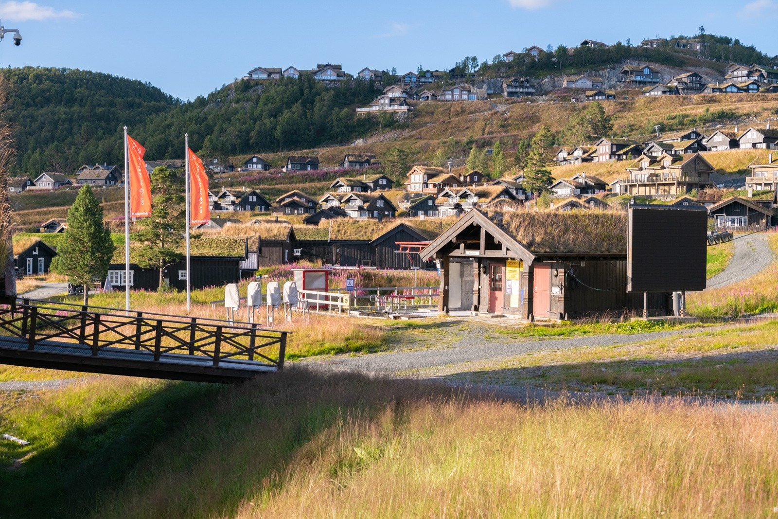 De som er blitt kjent med Rauland har oppdaget hvor gunstig dette området er for den som liker seg med ski på bena, det være seg i bakkene, på skøyteski eller tur- og fjellski Galleribilde