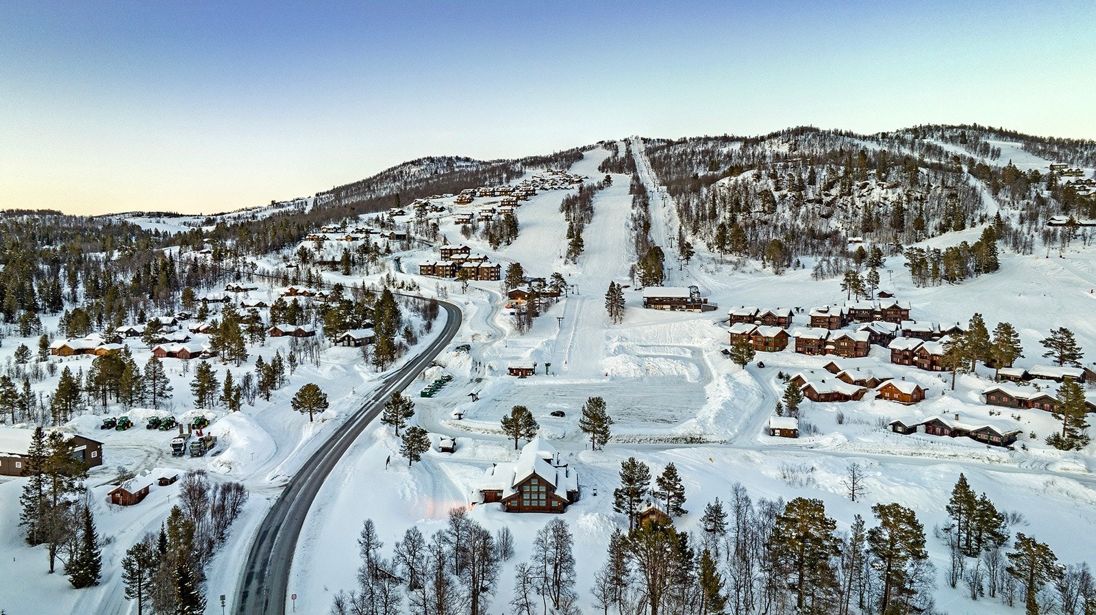 Kort vei til Fjøllhalli restaurant (nederst i bilde). Fjøllhalli Afterski tilbyr mat, underholdning og musikk! Galleribilde
