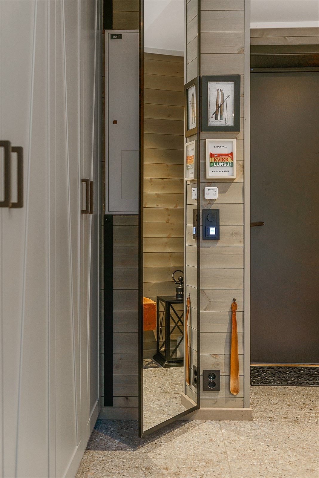 Praktisk og smart løsning som skjuler sikringskapet i gangen. Galleribilde
