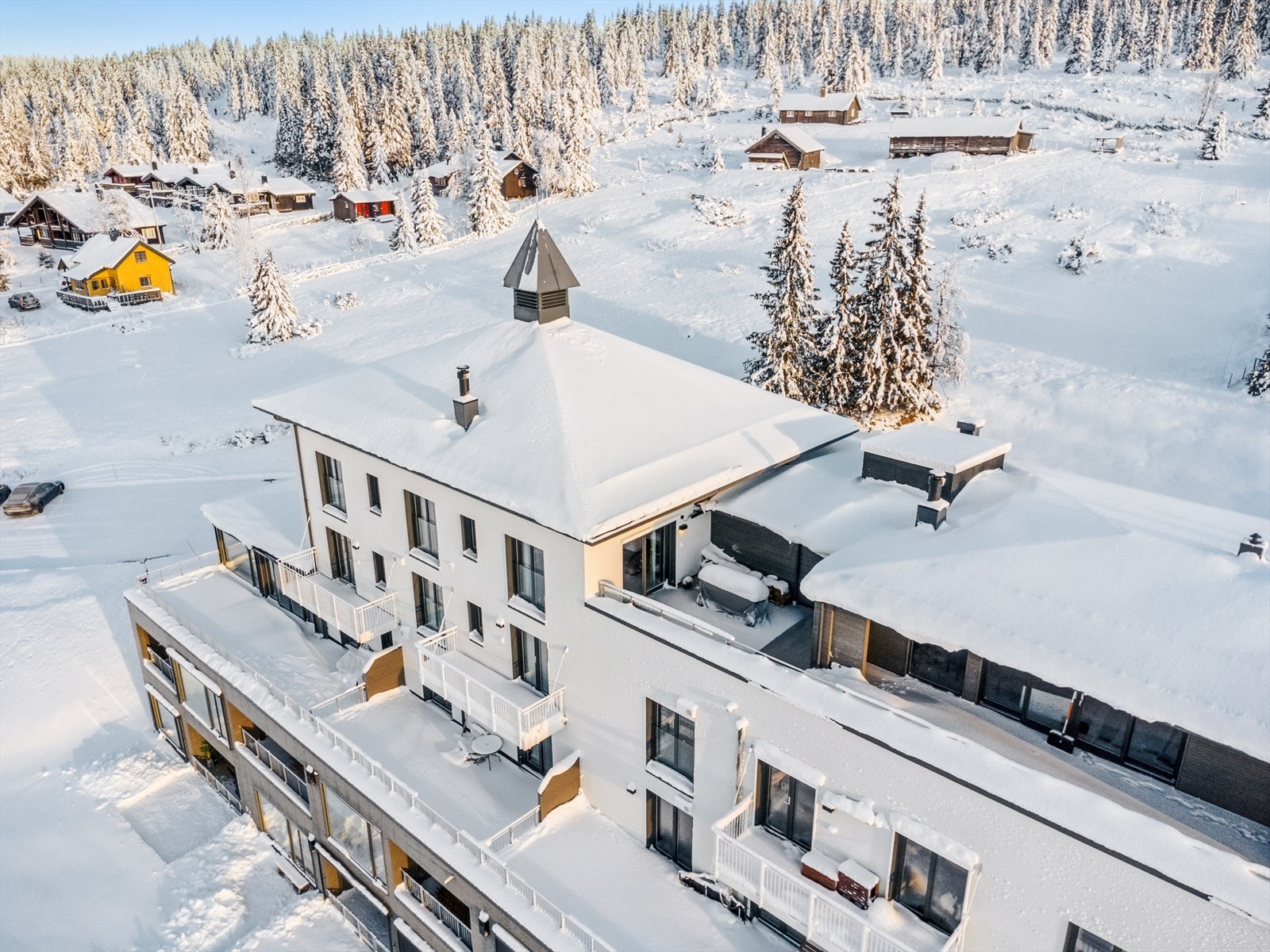 Lekker topp- og endeleiligheten med en usjenert vestvendt terrasse med gode solforhold og fabelaktig utsikt! Galleribilde