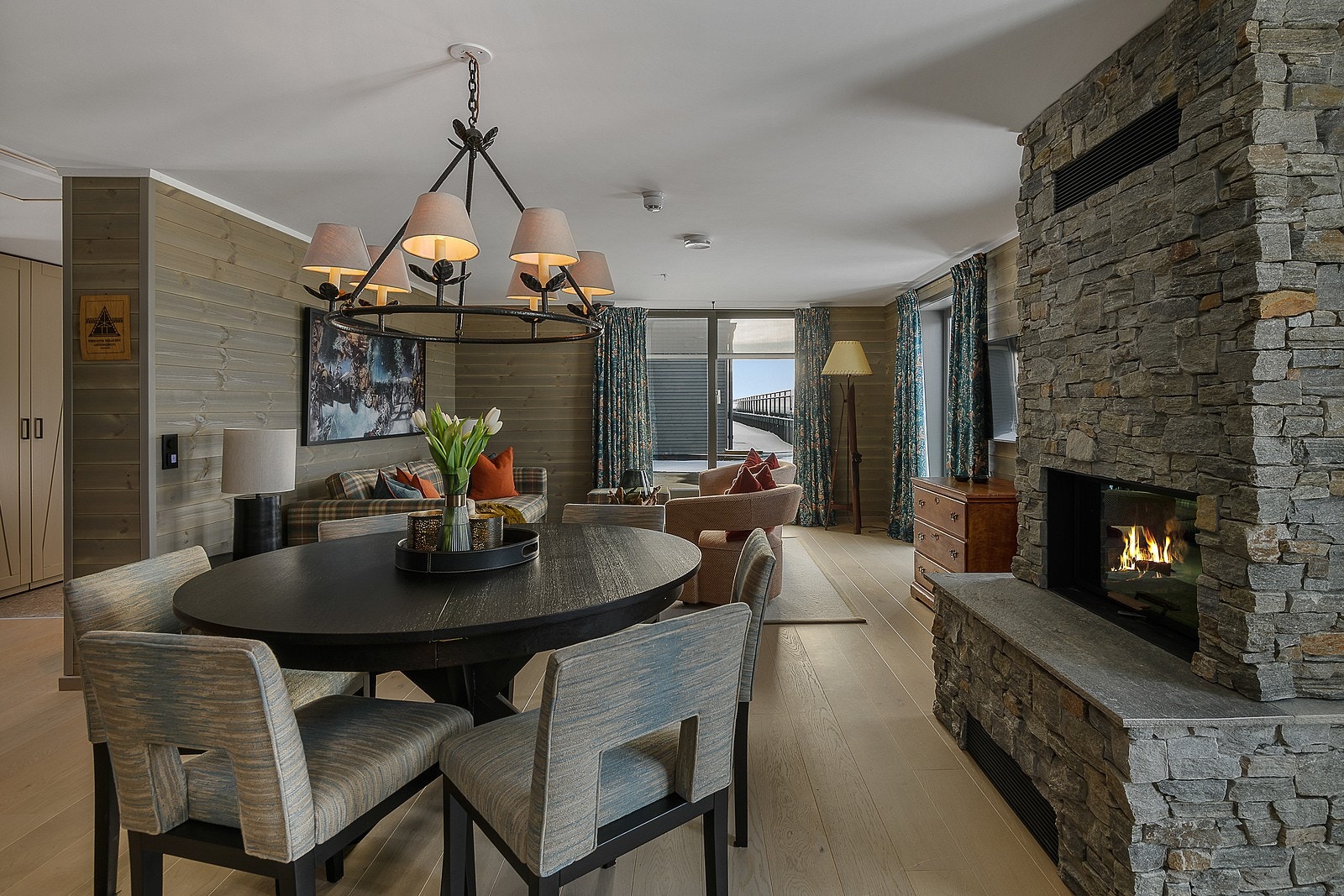 Velkommen til Nevra - lekker 4-roms toppleilighet i 5.etasje i tidligere Nevra Hotell. Galleribilde