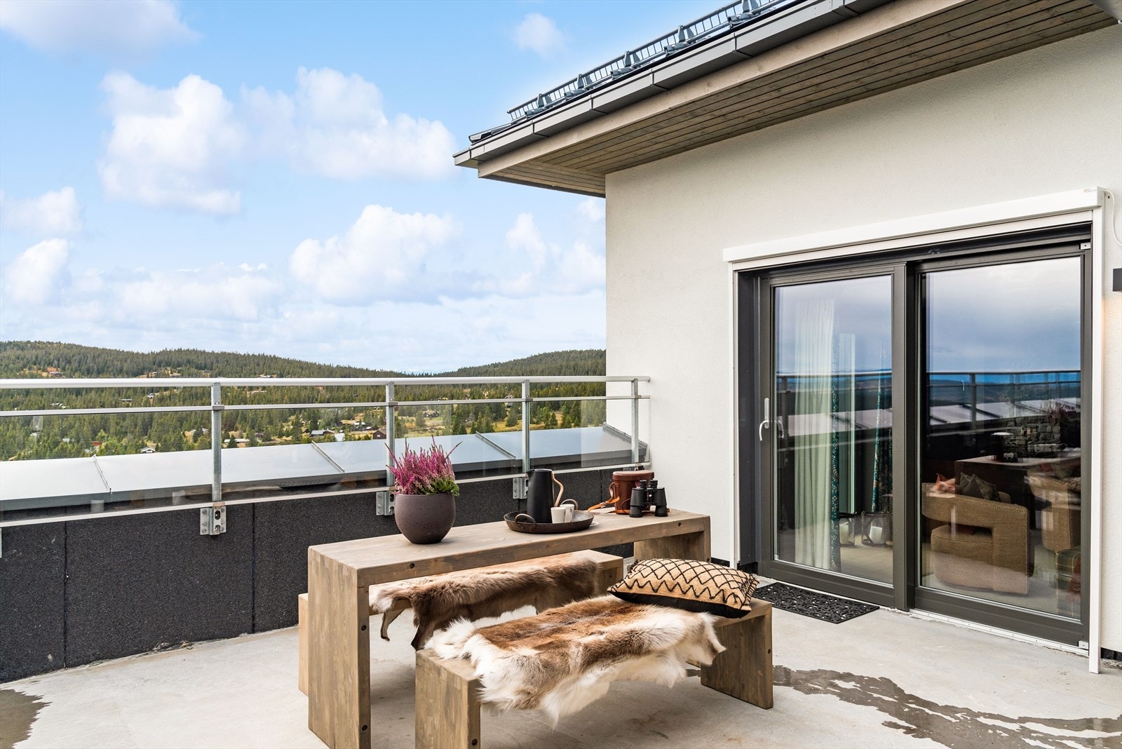Utenfor stuen finner man en privat, lun og solrik terrasse med storslått utsikt over Nordseter Galleribilde