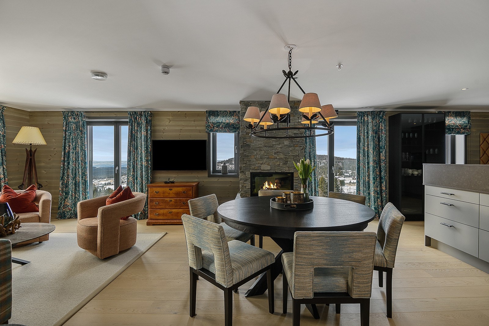 Peisovnen er et flott blikkfang i stuen og legger samtidig til rette for den riktige lune og gode hyttekosen. Galleribilde