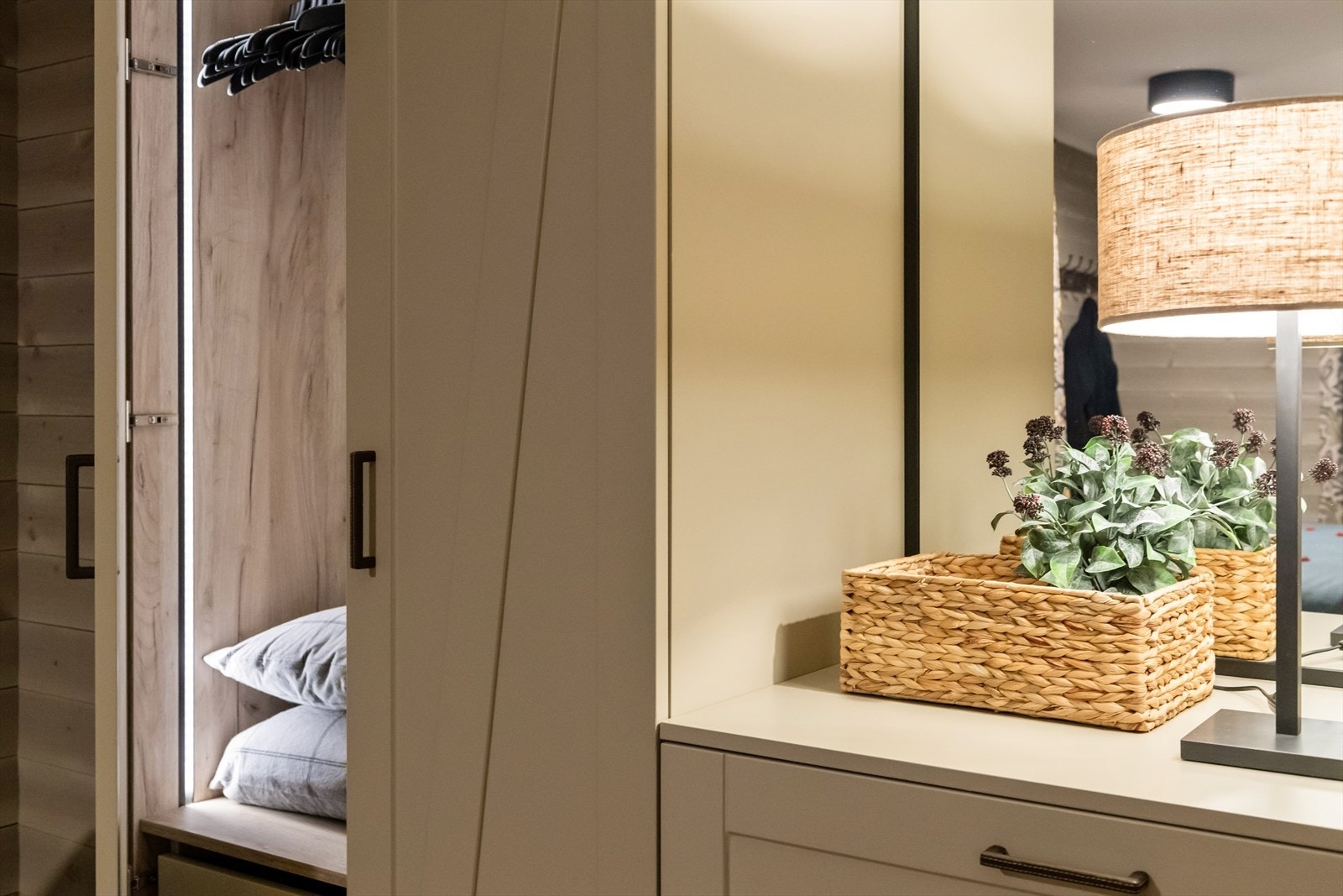 Garderobeskapene har innvendig LED-lys som skrur seg på når du åpner døren. Galleribilde