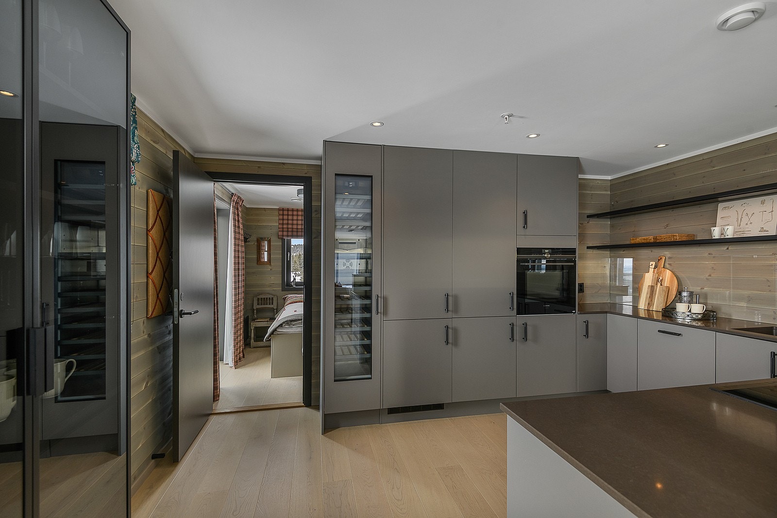 Kjøkkeninnredningen har integrert komfyr, steketopp, kjøle/fryseskap, oppvaskmaskin (alle fra Siemens) og vinskap (Gaggenau). Oppvaskmaskin har en praktisk selvåpner funskjon etter endt program. Galleribilde