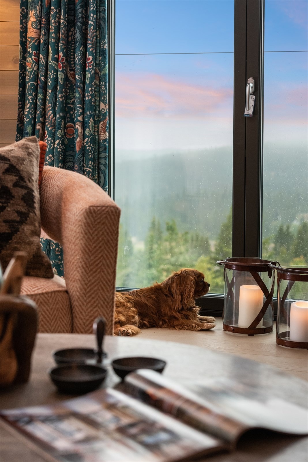 Den flotte utsikten kan nytes fra stuen. Leiligheten kan selges fullt møblert med unntak av noen personlige eiendeler Galleribilde