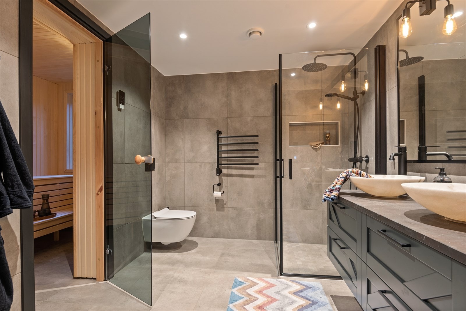 Leiligheten har to lekre bad hvorav ett med en deilig badstue. Galleribilde