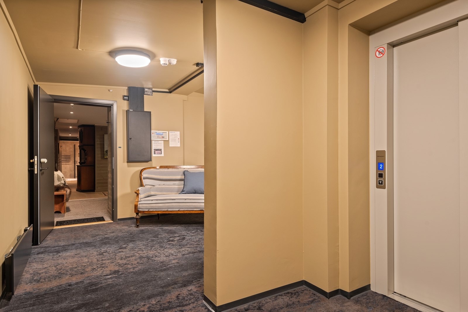 Privat adkomst til leiligheten via heis eller trapp - ingen gjennomgang for andre enheter Galleribilde