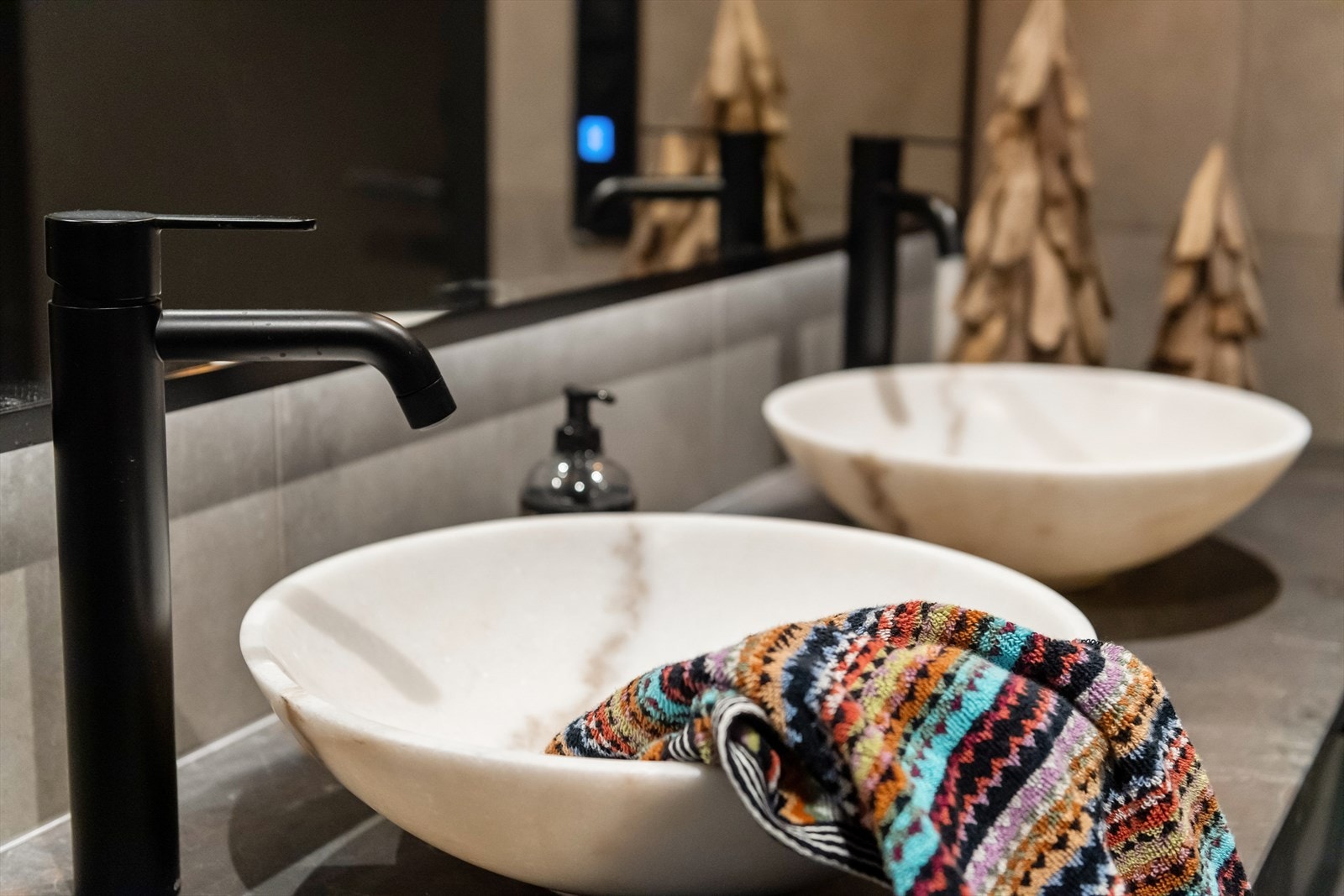 Baderom I har en flott baderomsinnredning med 2 marmor servanter og benkeplate i stein. Galleribilde