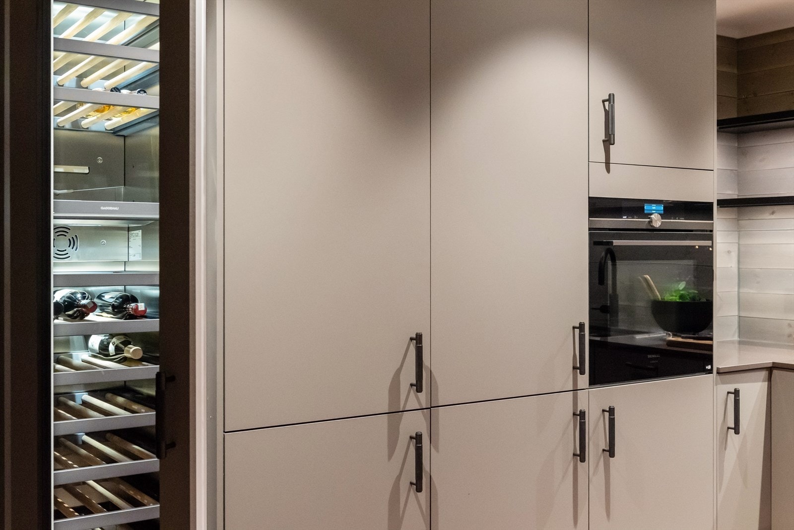 Kjøkkeninnredningen har integrert komfyr, steketopp, kjøle/fryseskap, oppvaskmaskin (alle fra Siemens) og vinskap (Gaggenau). Oppvaskmaskin har en praktisk selvåpner funskjon etter endt program. Galleribilde