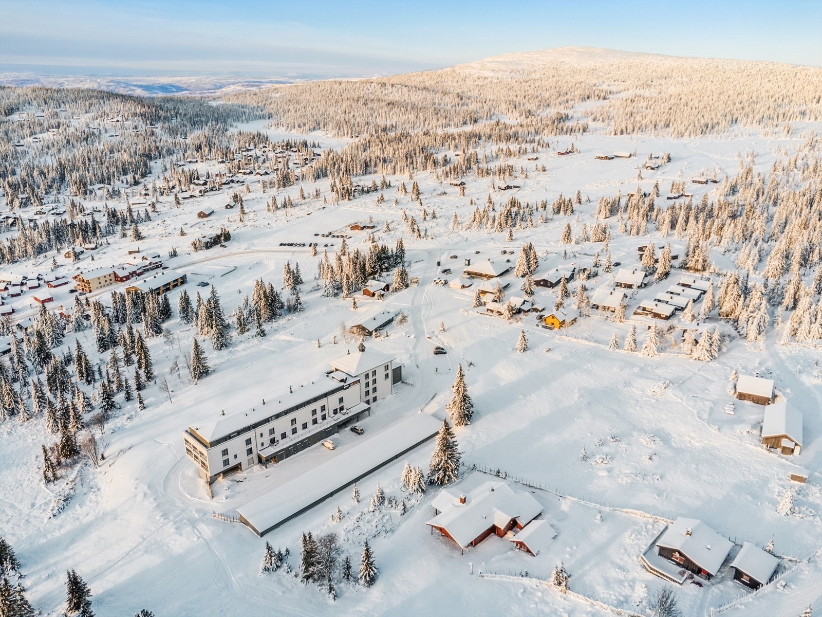 Oppkjørte skiløyper vinterstid og et rikelig med turstier for hele familien på sommerstid. Er du på jakt etter det gode og enkle hyttelivet, er dette noe for deg. Galleribilde
