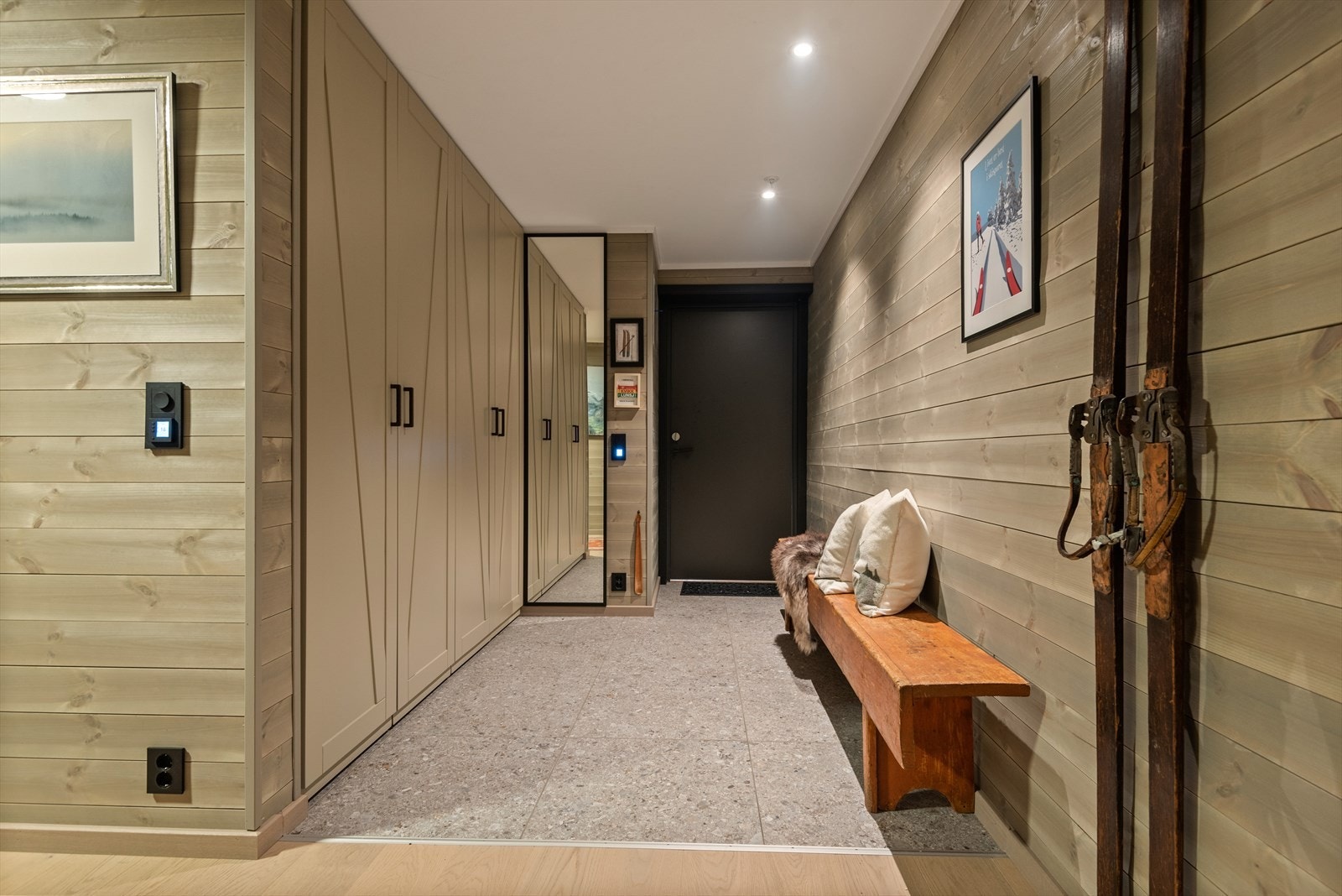 En pen og romslig gang med rikelig garderobeplass leder deg videre inn i denne flotte leiligheten. Galleribilde