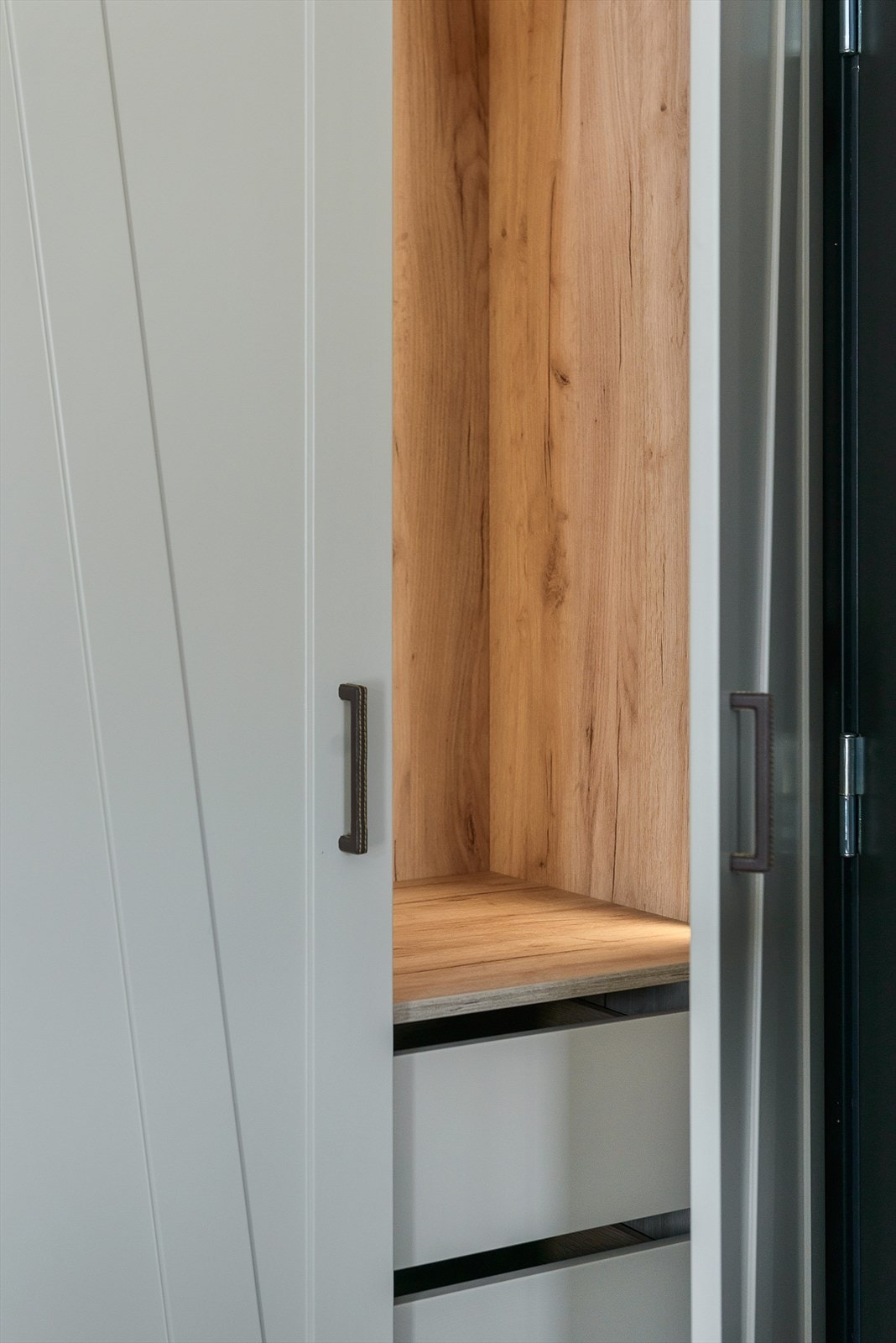 Garderobeskapene har innvendig LED-lys som skrur seg på når du åpner døren. Galleribilde