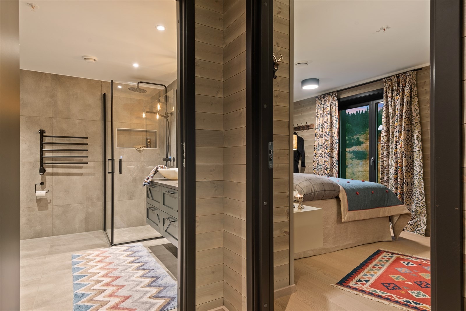 Baderom I ligger vegg-i-vegg med hovedsoverommet. Galleribilde