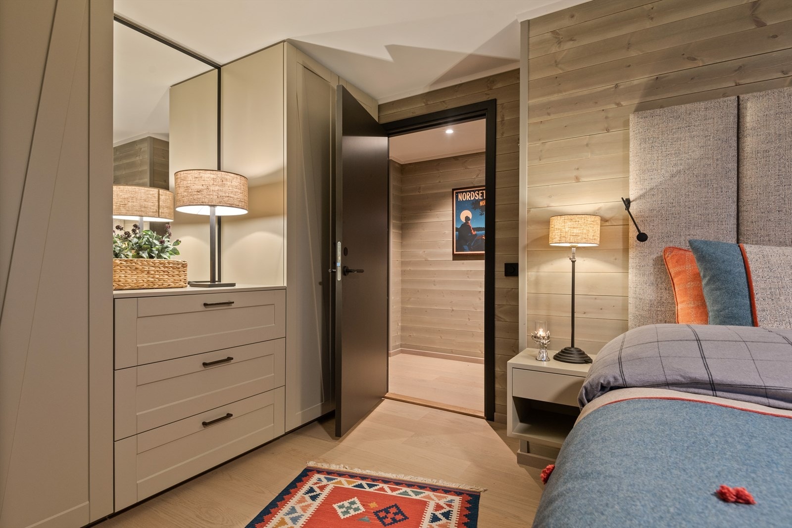 Hovedsoverommet har et lekkert plassbygd garderobeskap og kommode. Galleribilde