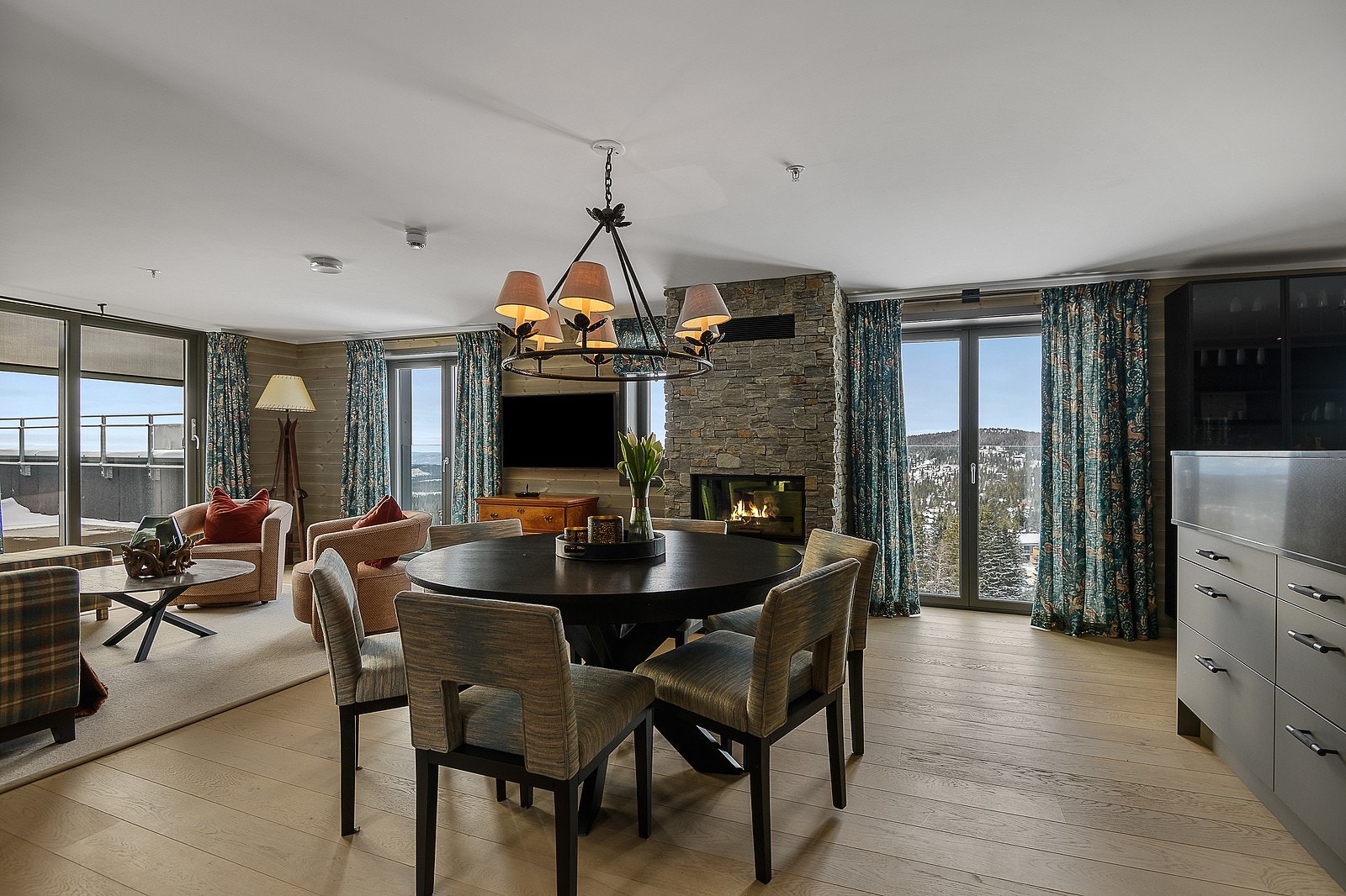 Velkommen inn - en lekker og innbydende stue med rikelig lysinnslipp fra store vinduesflater. Galleribilde