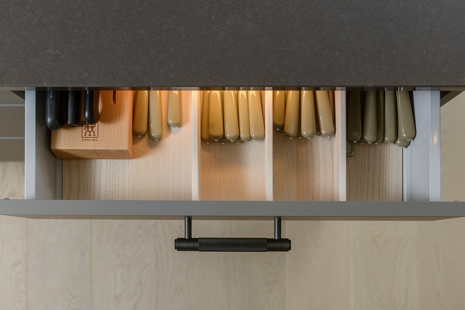 Detaljer - lys i kjøkkenskuffer Galleribilde