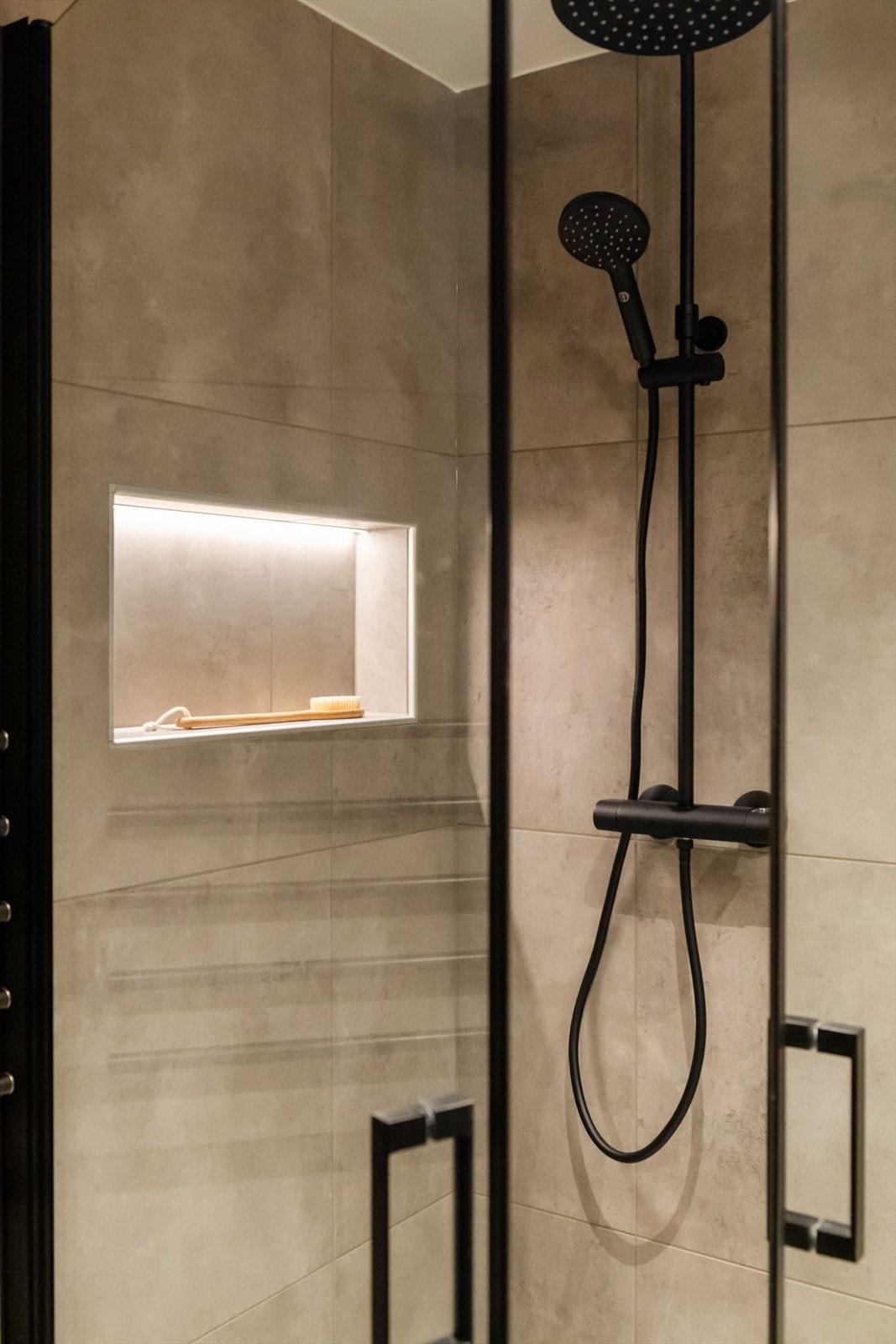 Praktisk nisje i dusjhjørnet på begge badene Galleribilde