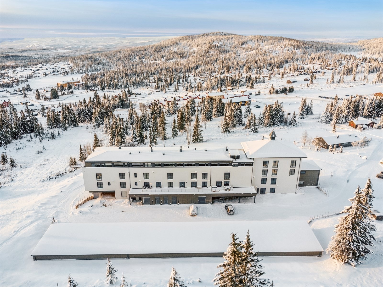 Ønsker du alpine utfordringer er det kort vei til Sjusjøen Skisenter. Her er det 3 heiser, 7 nedfarter, 6 seters ekspress-stolheis, gratis barnebakke, og parkområde for snowboard- og twintip-kjørere. Det er også kun 30 min å kjøre til fantastiske Hafjell Galleribilde
