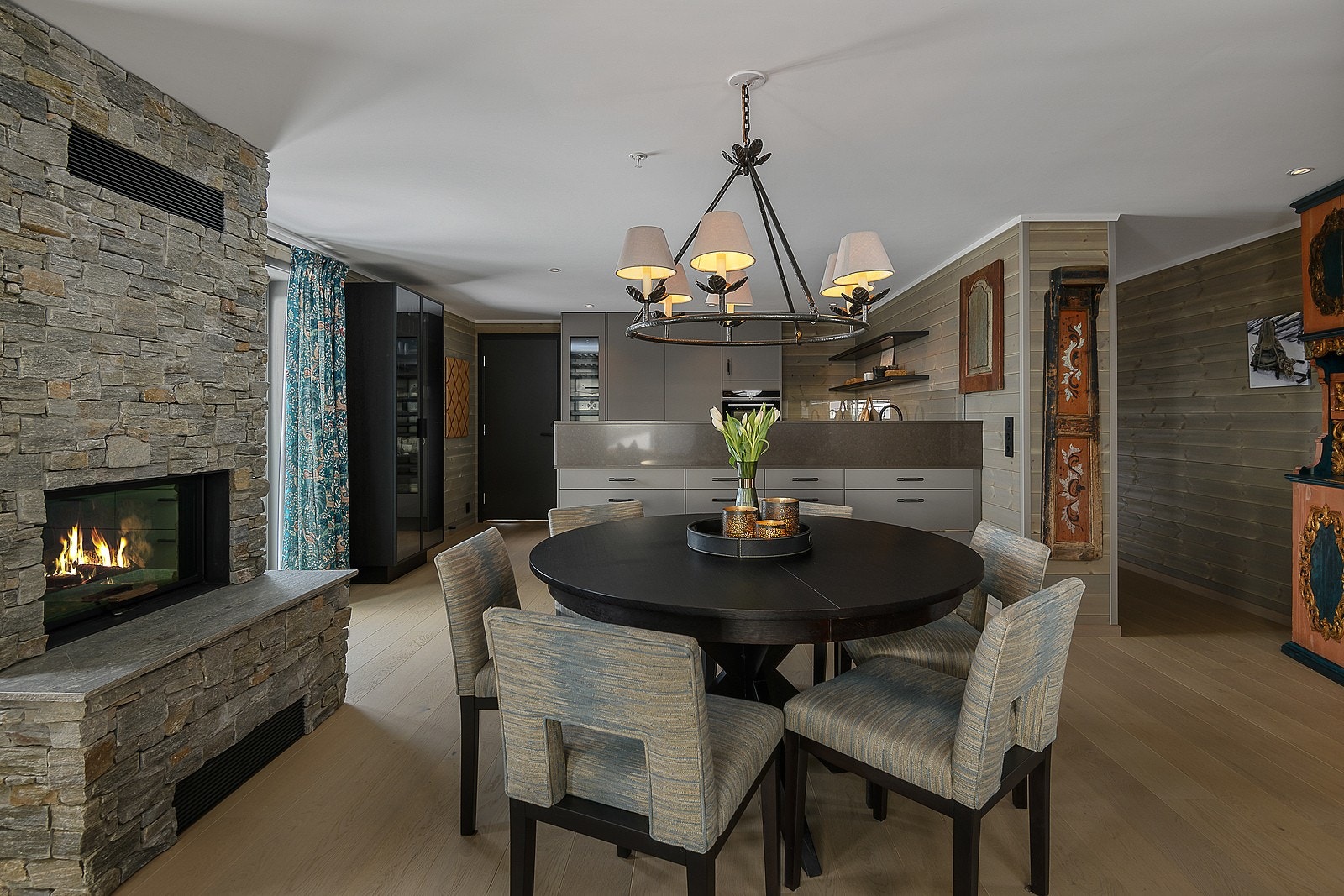 Mellom kjøkkenet og stuen er det fin plass til en hyggelig spisegruppe. Galleribilde