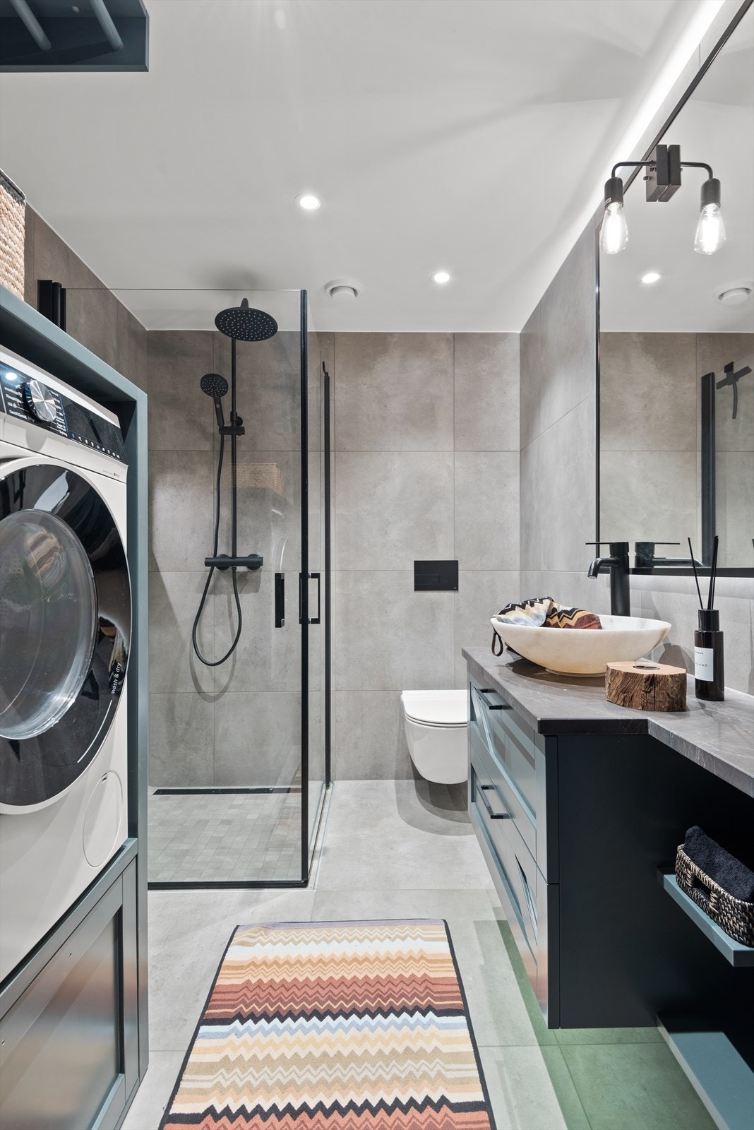 Baderom II har opplegg til oppvaskmaskin og har i tillegg et praktisk plassbygd opphengsystem for tørking av klær Galleribilde