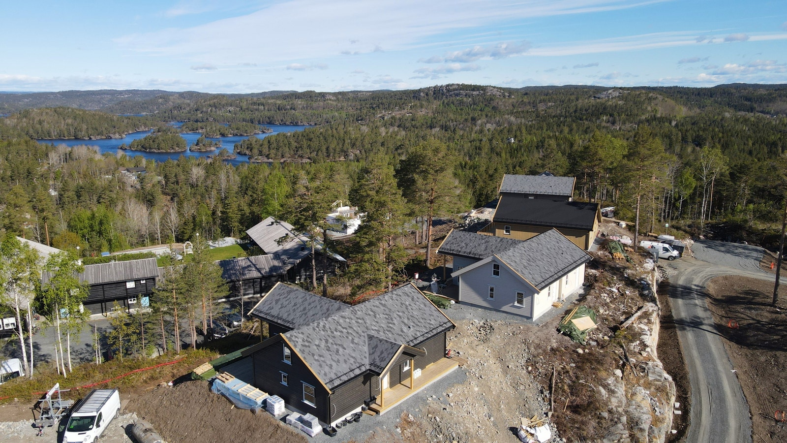I 2022 har det vært høy aktivitet på Øysangkollen, men vi har fortsatt mange flotte ledige tomter igjen. Galleribilde