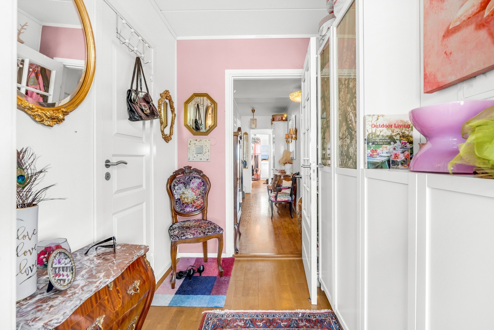 Entre med walk in closet rett til venstre i gangen Galleribilde