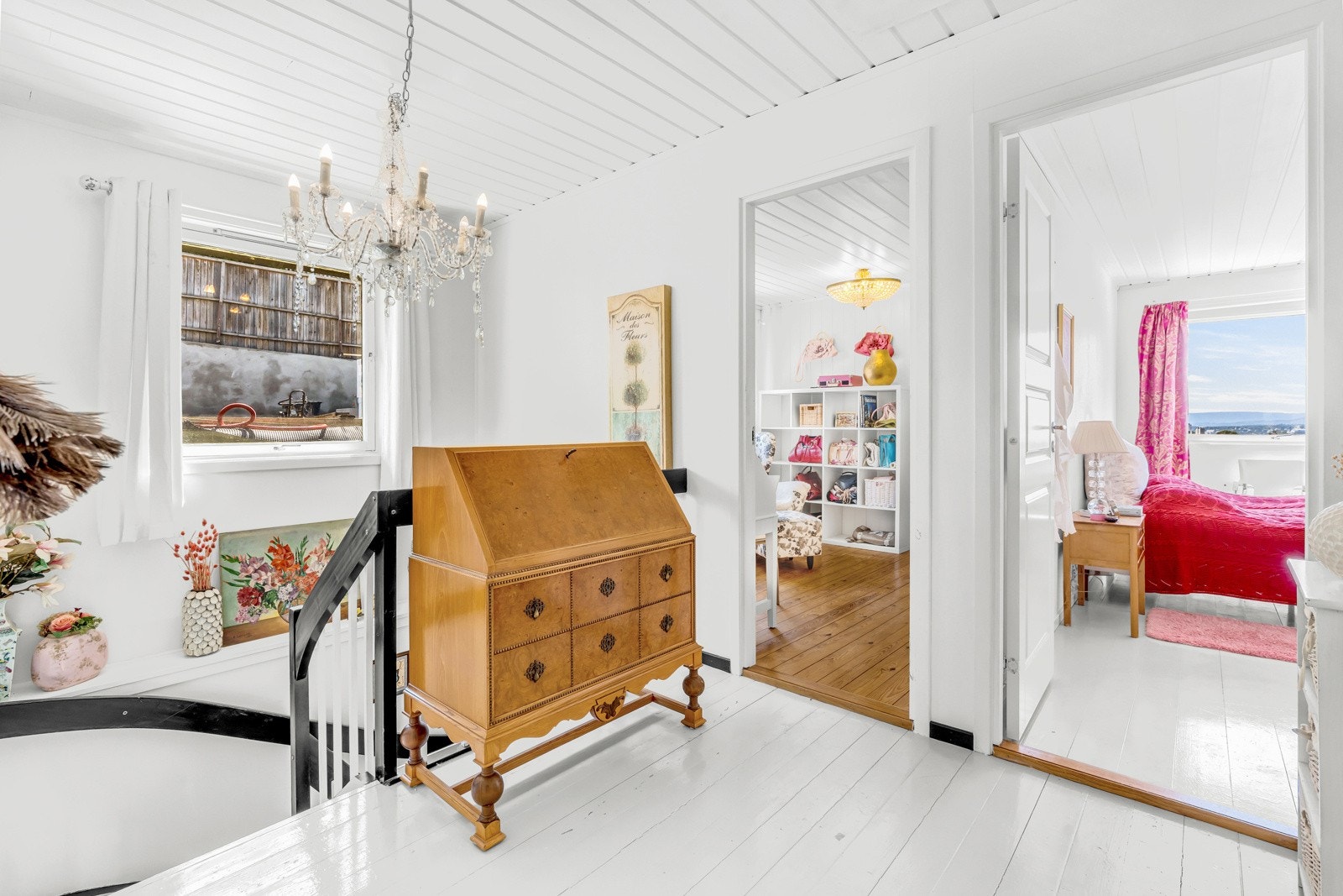 Fra trappehus kommer du opp til stor hall med adkomst til 4 soverom samt bad Galleribilde
