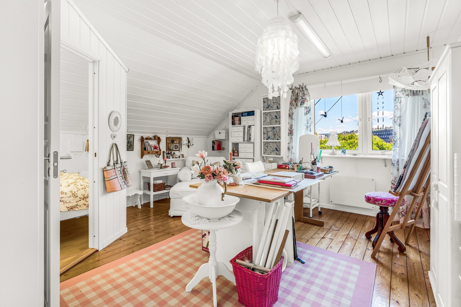 Soverom 2 med stor praktisk bod Galleribilde