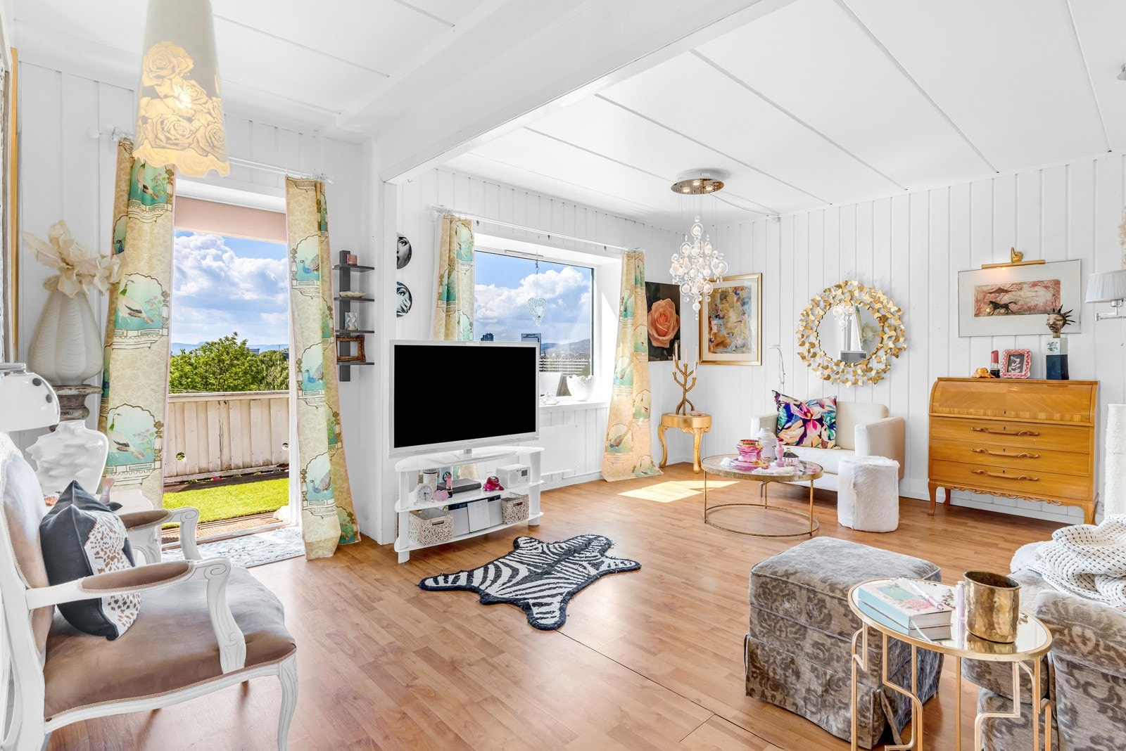 Boligen har 2 stuer i hovedetasjen med utgang til vestvendt terrasse Galleribilde