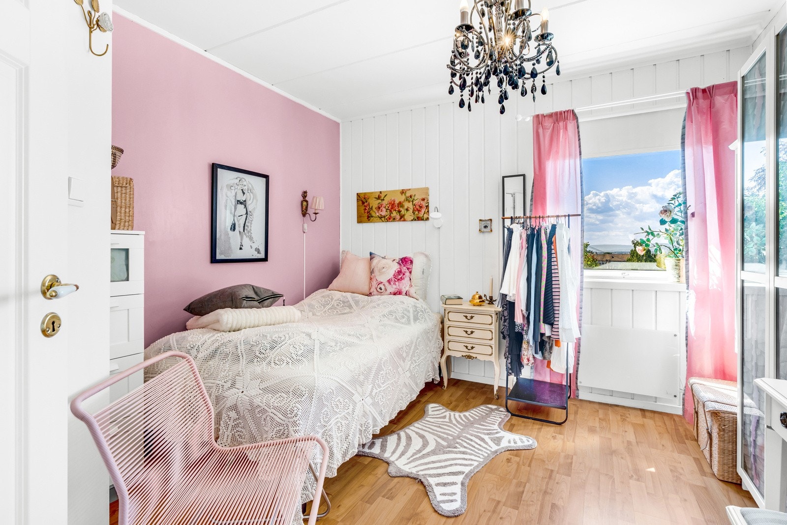Soverom med walk in closet Galleribilde