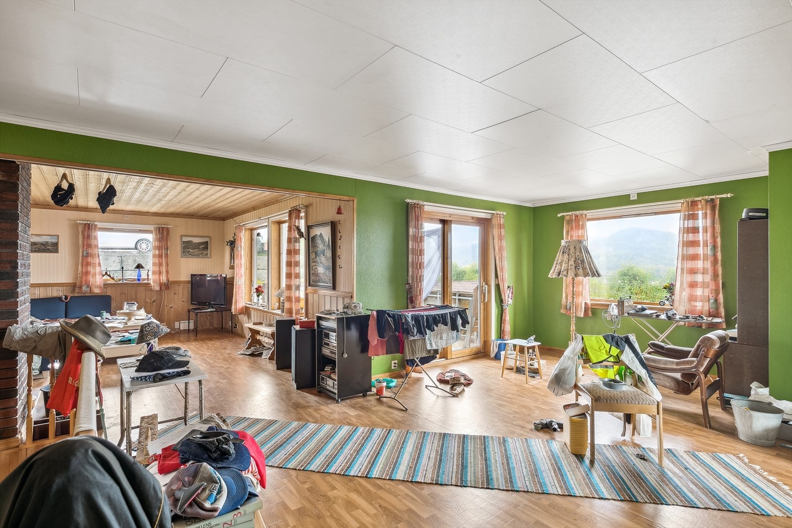 Stor stue med utrolig godt lys. Her er det vinduer inn fra tre sider. Galleribilde