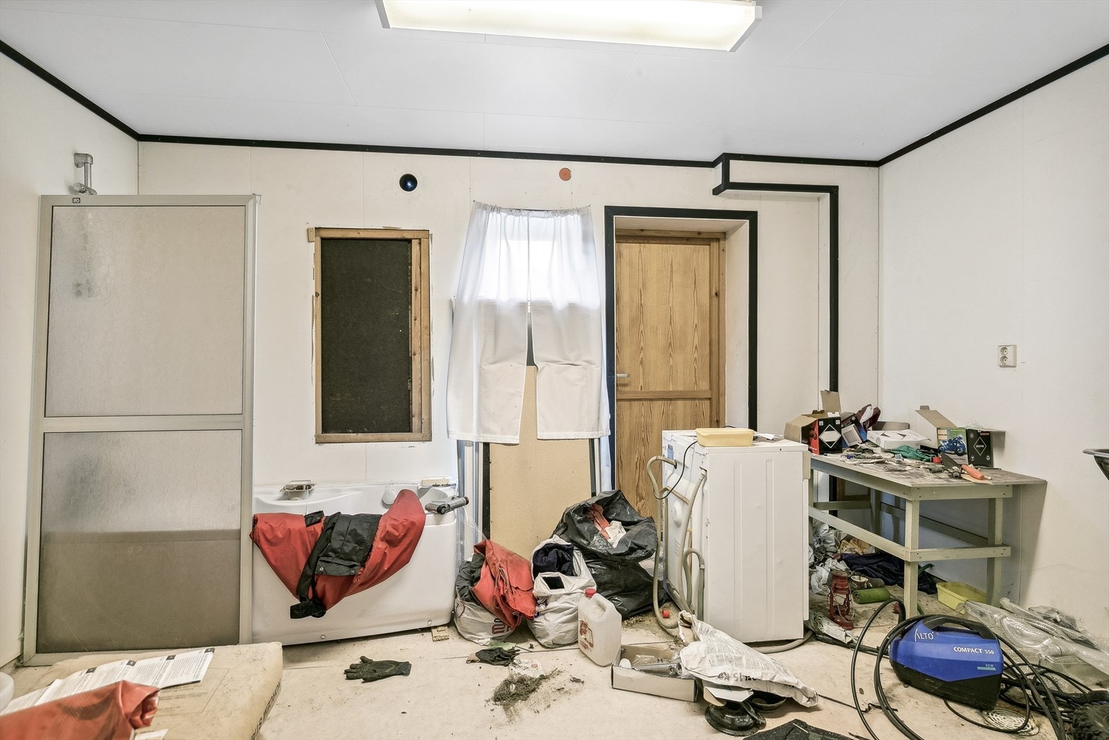 Ser bort fra rot og løse gjenstander - dette er et kombinert bad vaskerom med utgang ut. Galleribilde