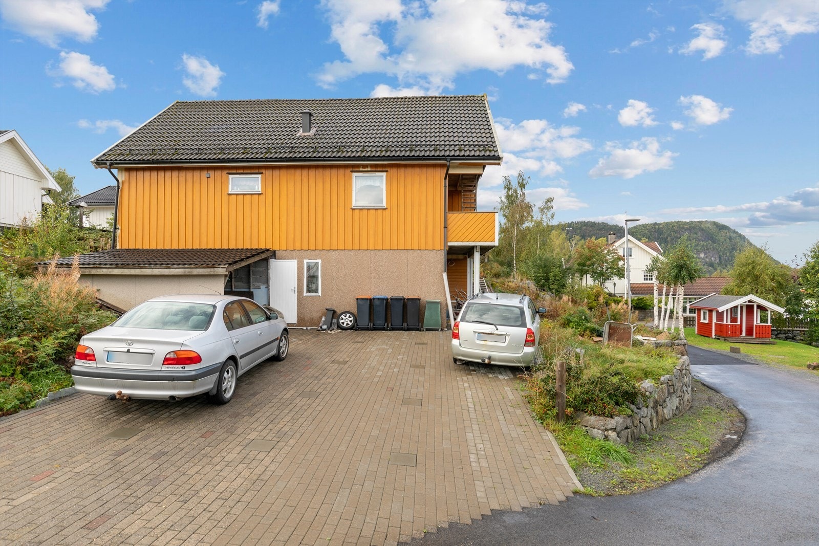 Pent opparbeidet gårdsplass med stein og gode parkeringsmuligheter. Galleribilde