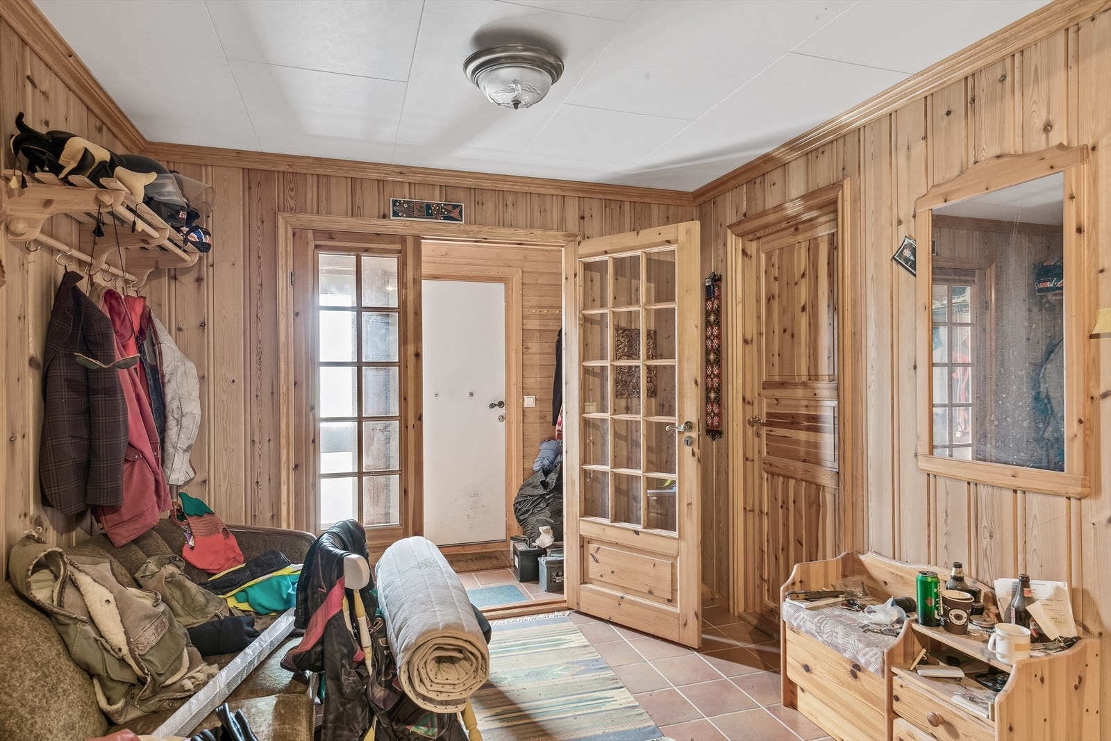 Entrèen fører inn i hallen via doble glassdører. Galleribilde