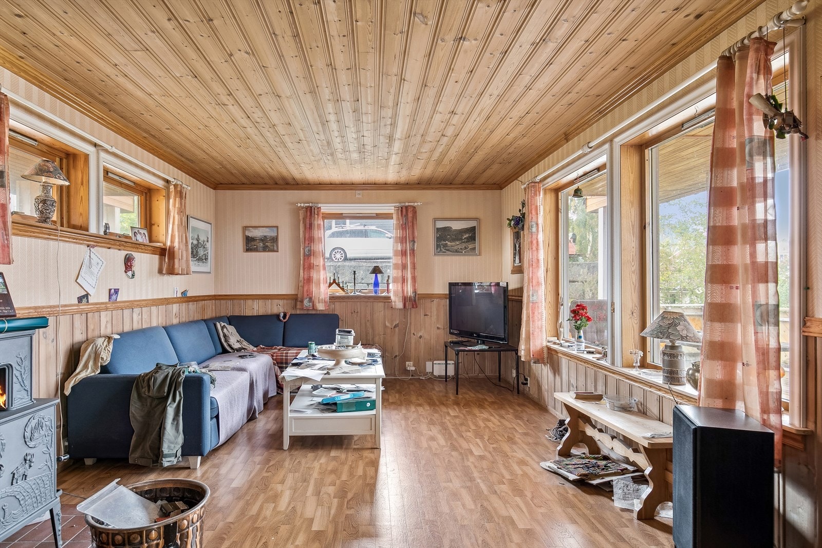 Stuen er delt inn i flere soner - mulighet for oppvarming med ved. Galleribilde