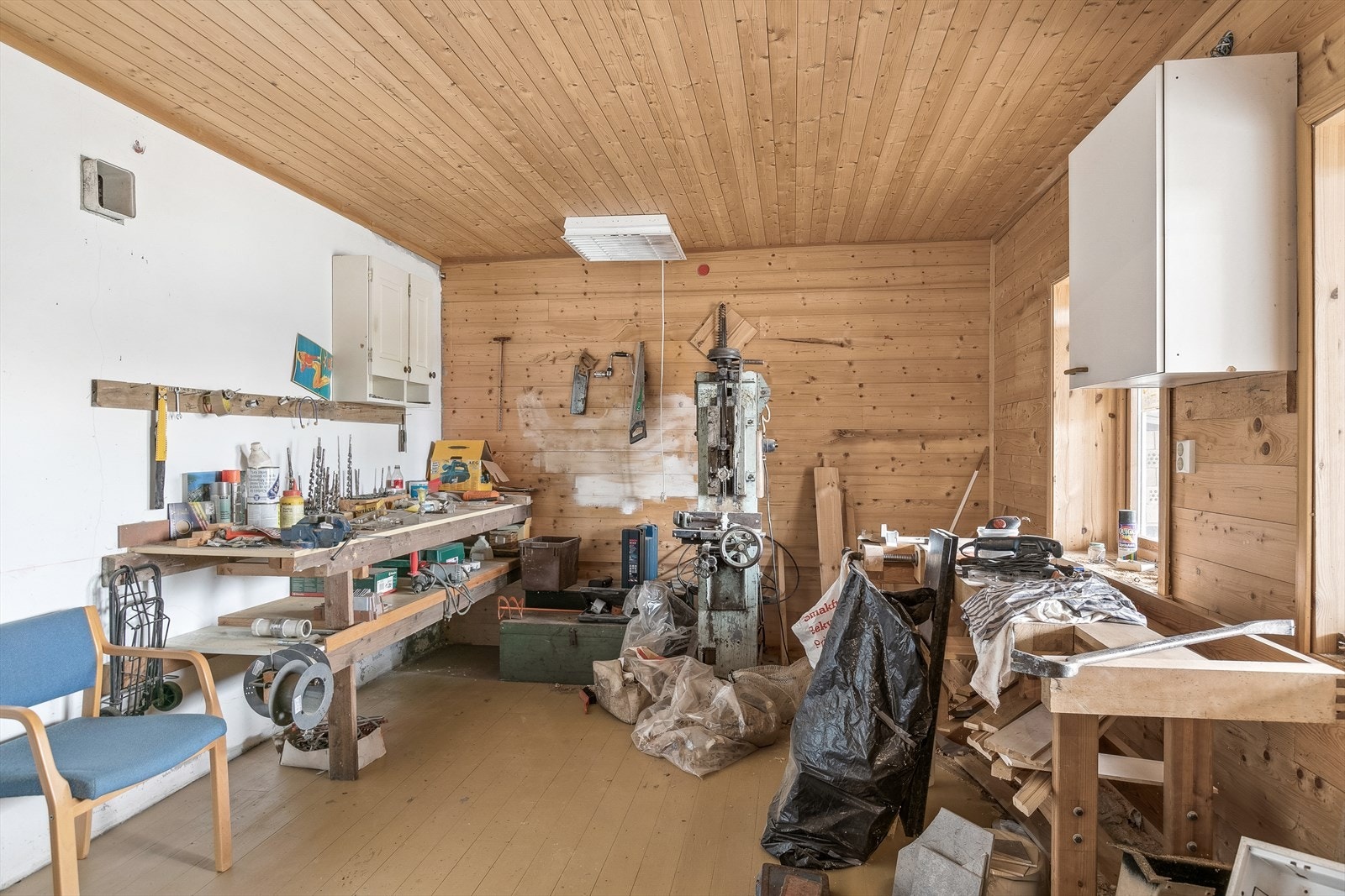 Rom benevnt som soverom i 1. etasje, benyttes som verksted i dag. Galleribilde