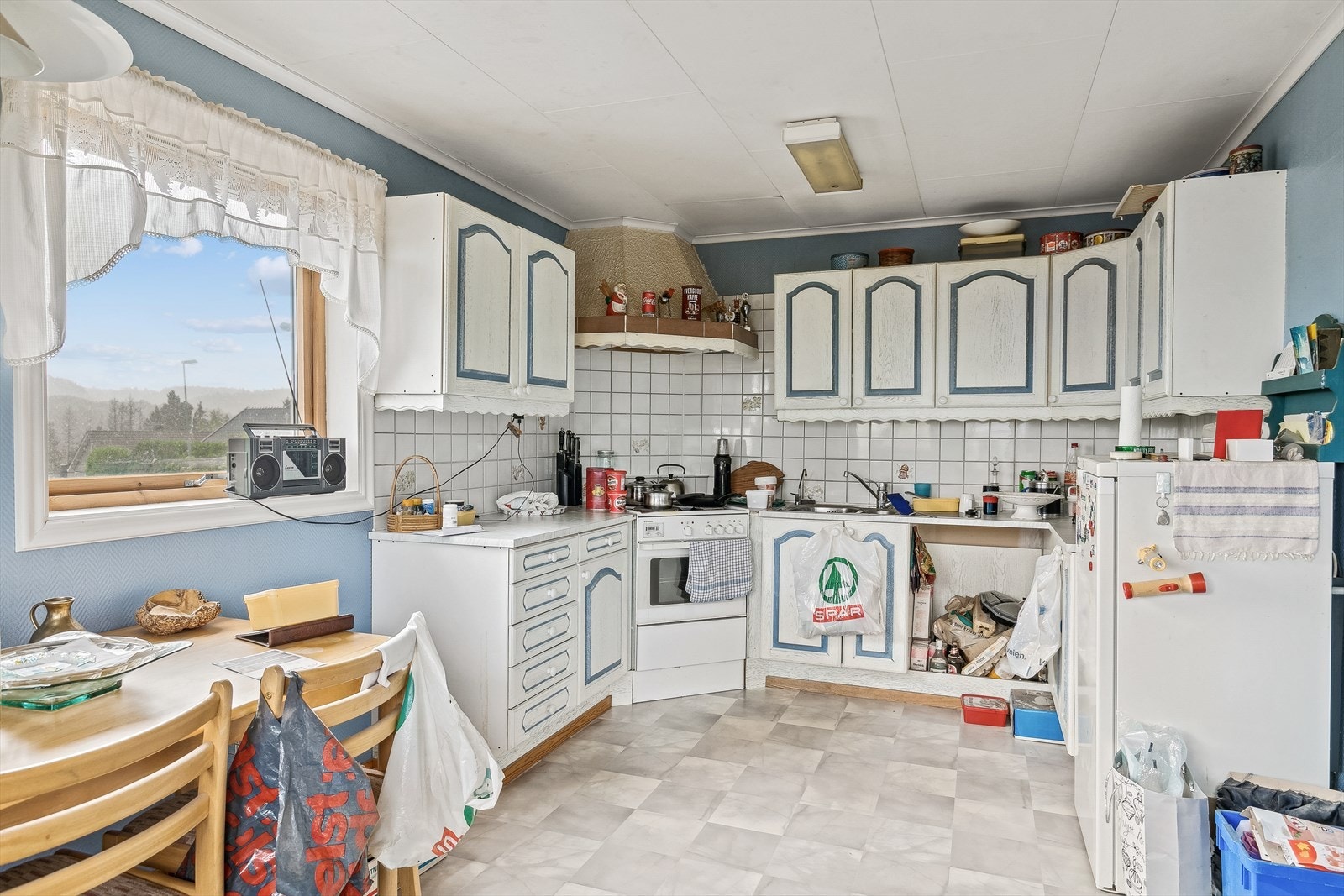 Innredningen er original fra byggeår. Rommet er stort og byr på store muligheter for neste eier. Galleribilde