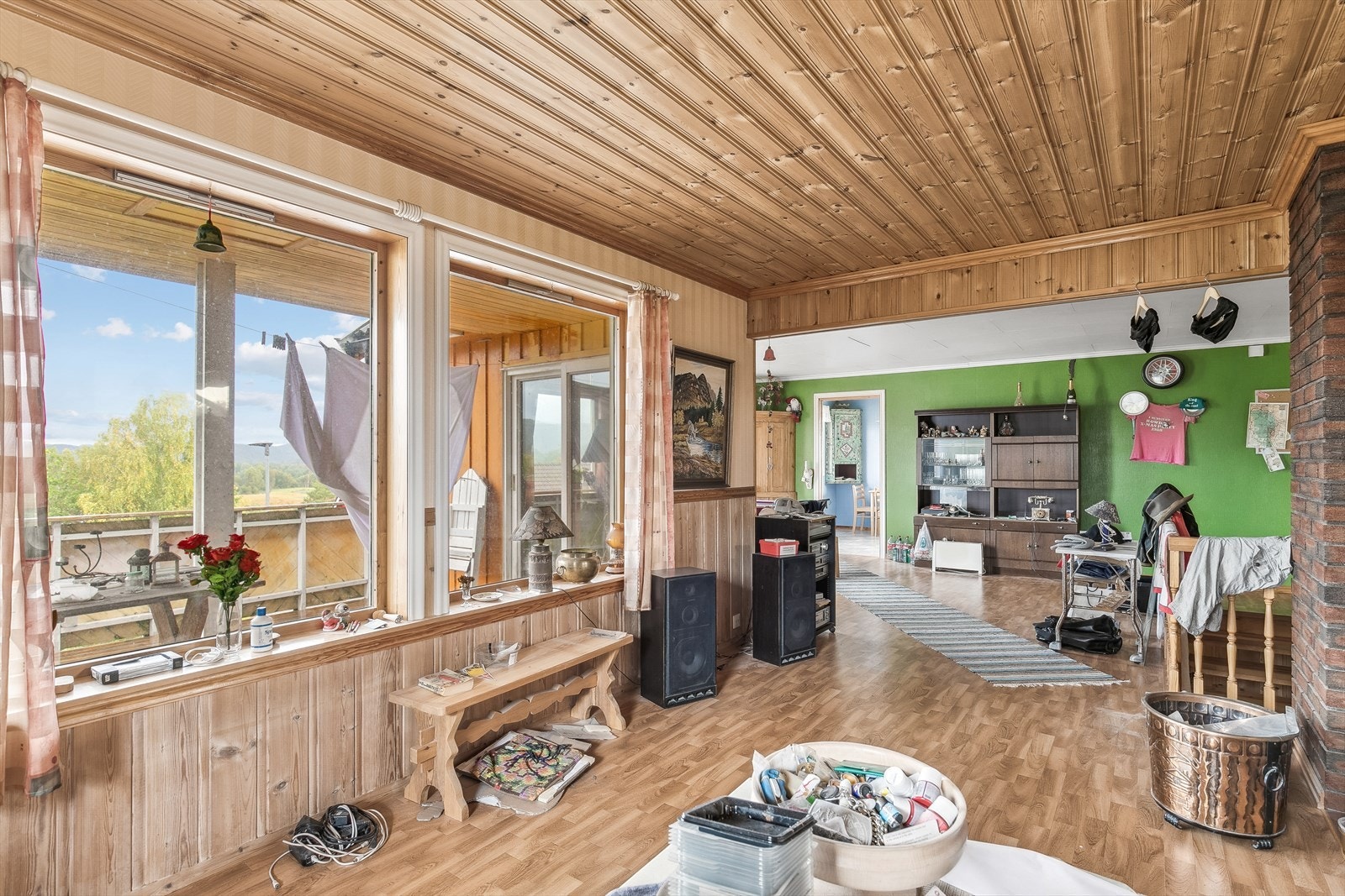 Stor stue med store vindusflater Galleribilde