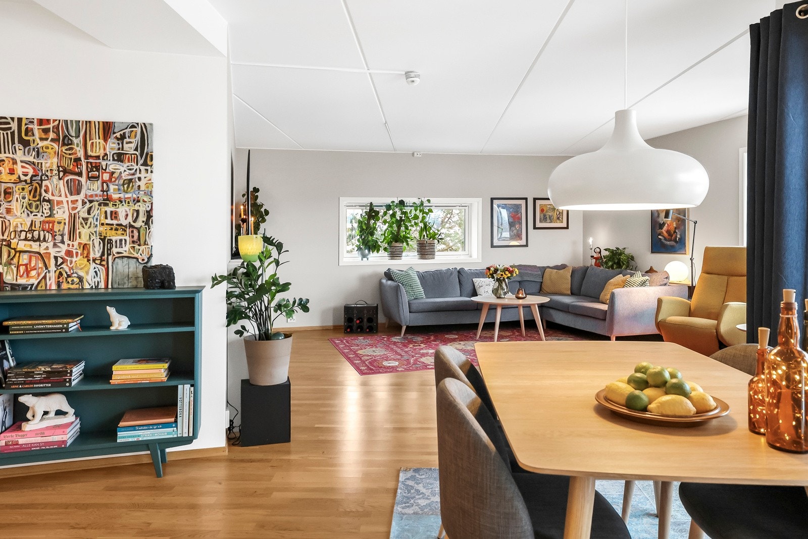 I rommet er det fint med plass til et større spisebord Galleribilde