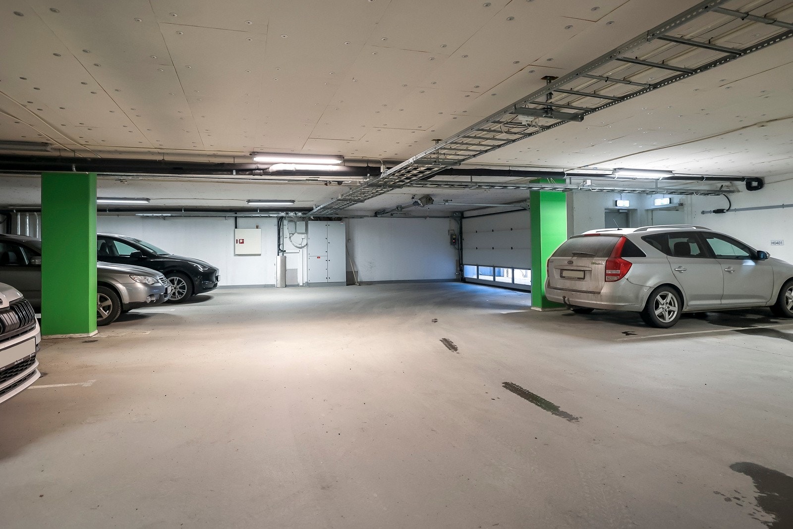 Leiligheten har p-plass for en bil i byggets garasjeanlegg - Det er både heis og trapp opp til leilighetens etasje Galleribilde