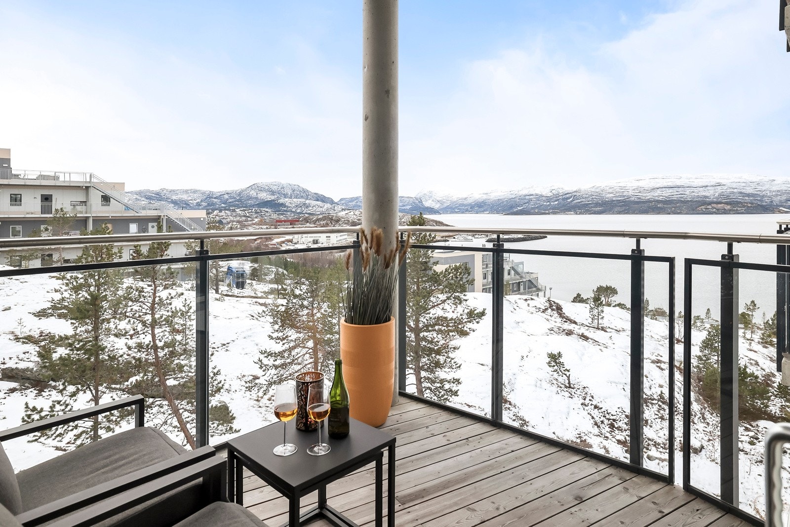 Balkongen er sydvendt og har takoverbygg - Her sitter du fint i le for vind og regn Galleribilde