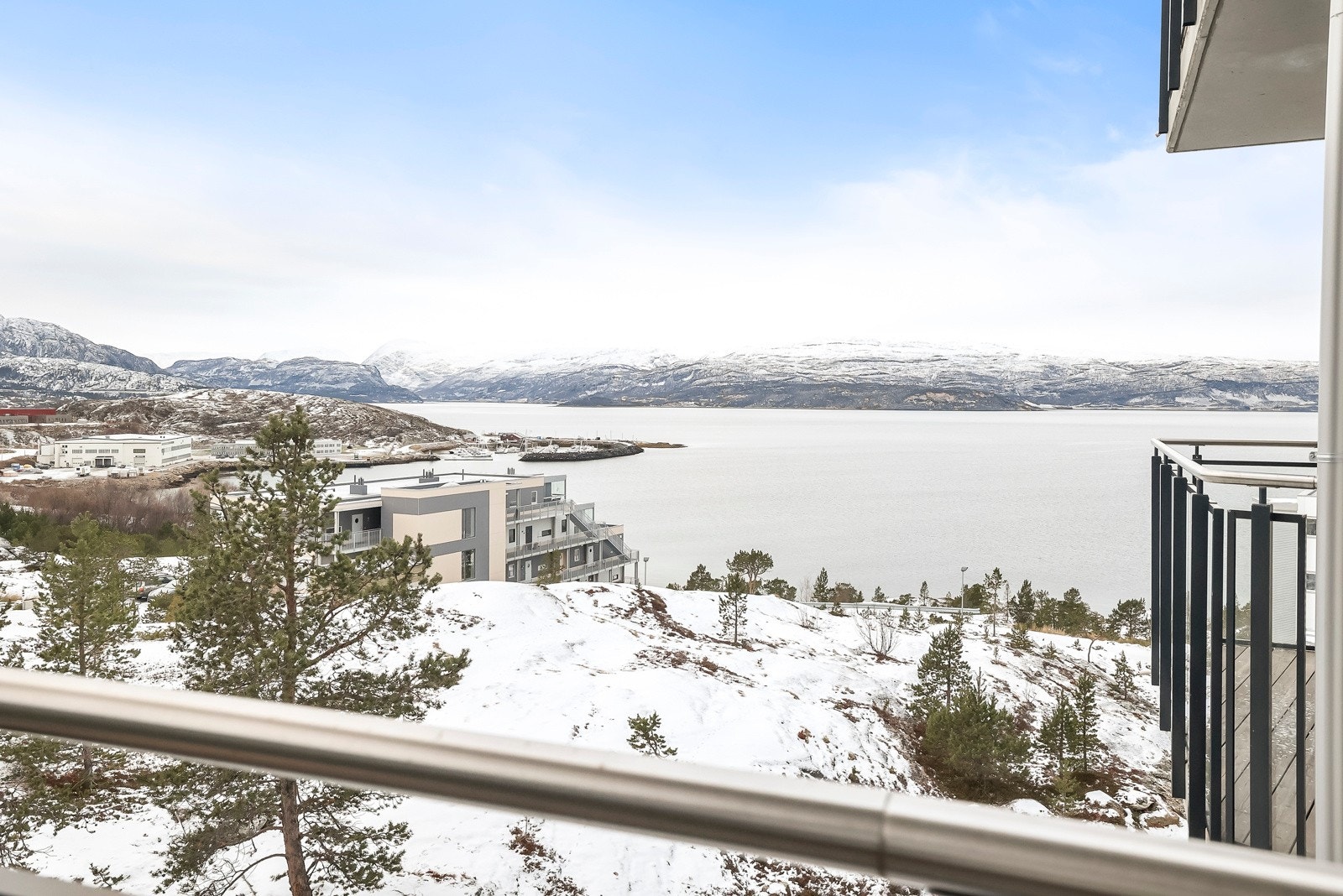 Fra balkongen har du en spektakulær utsikt over Altafjorden og fjellene rundt! Galleribilde