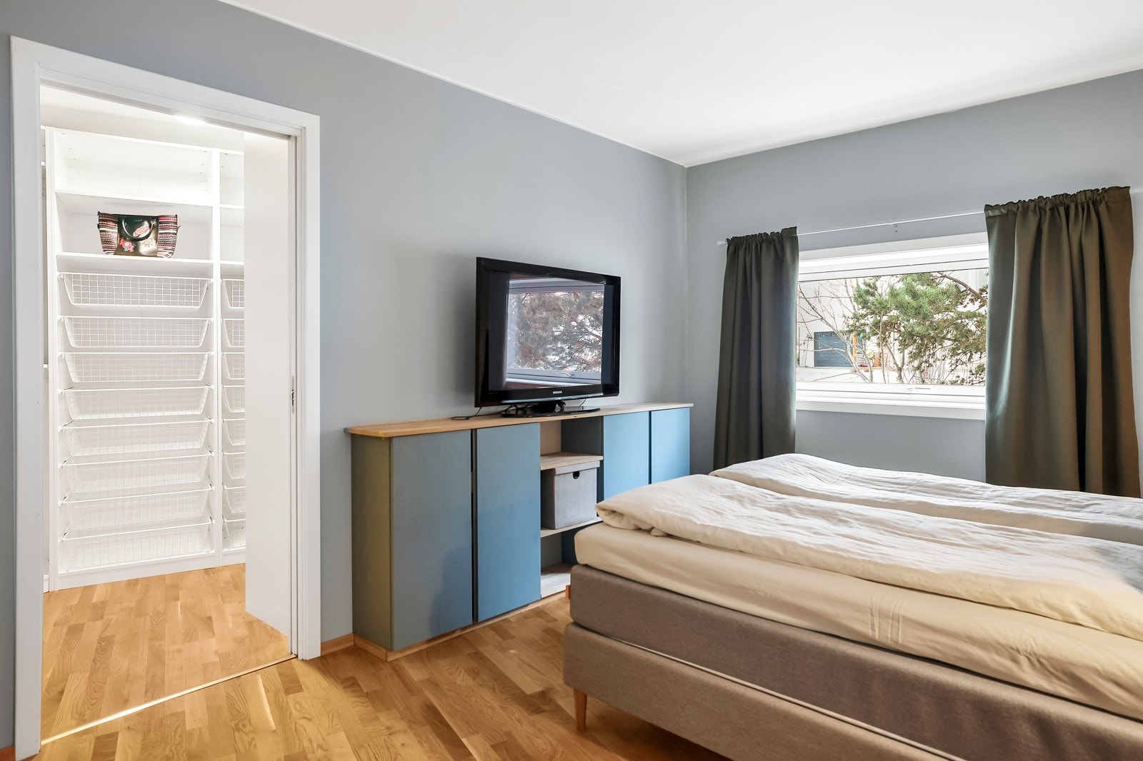 Rommet har egen walk-in garderobe Galleribilde