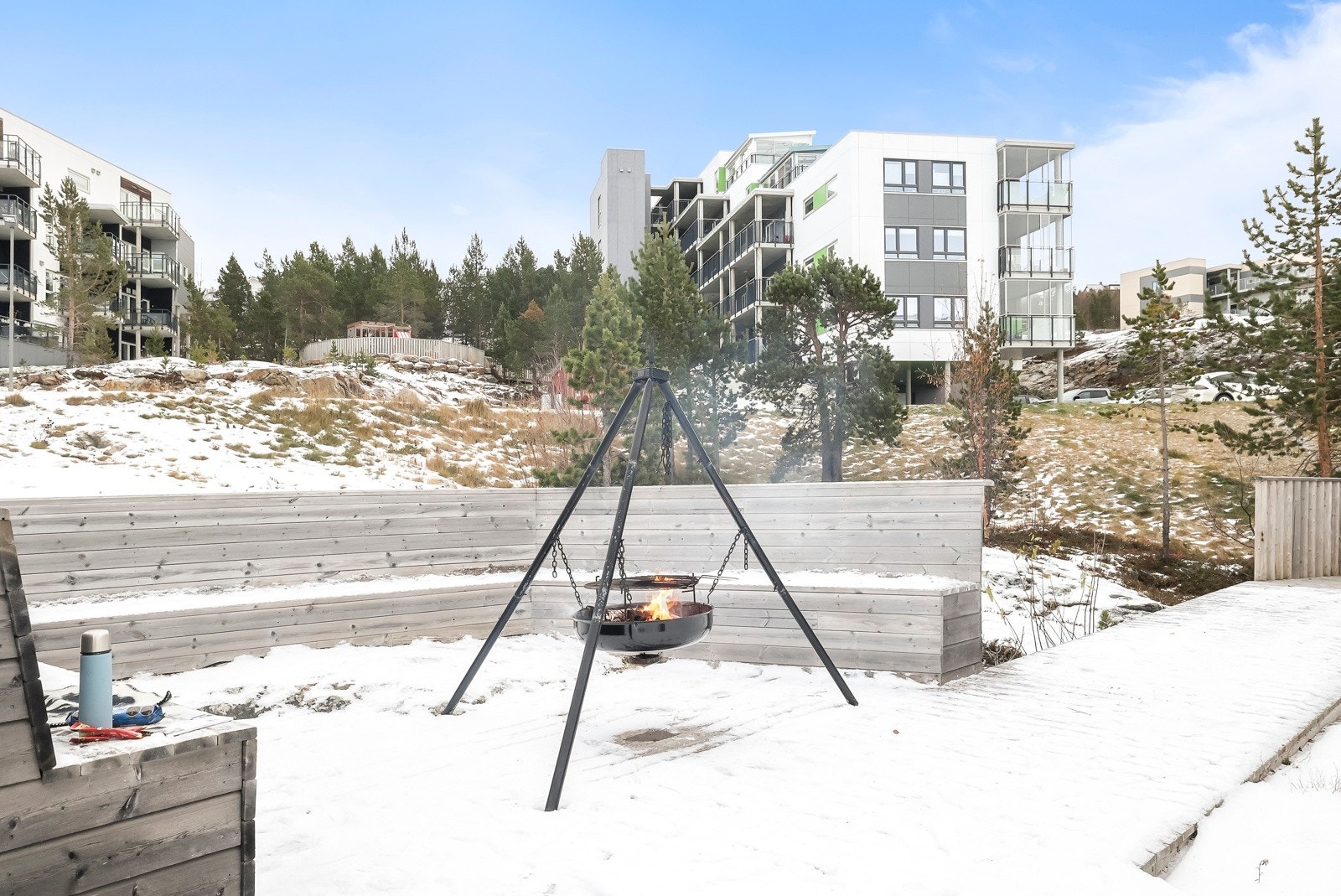 Ved leiligheten er det etablert et koselig sitteområde Galleribilde