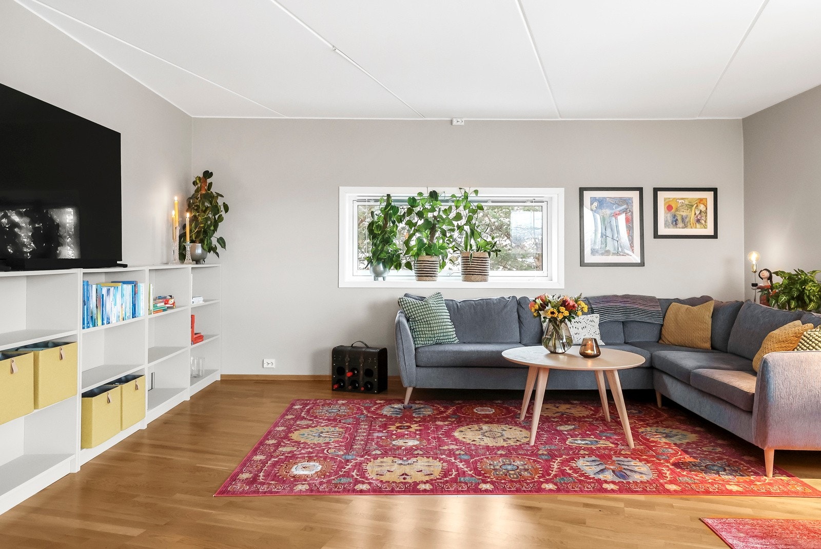 Stuen er av god størrelse og har vinduer mot både øst, sør og vest Galleribilde