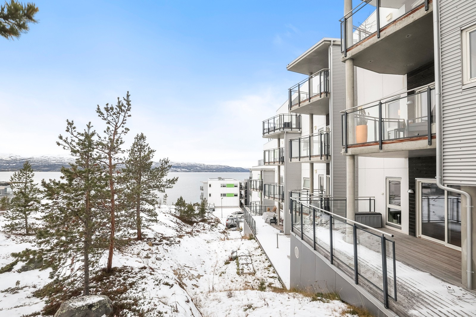 Borettslaget er vakkert beliggende i Tollevika, bare ca. 80 meter fra sjøen Galleribilde
