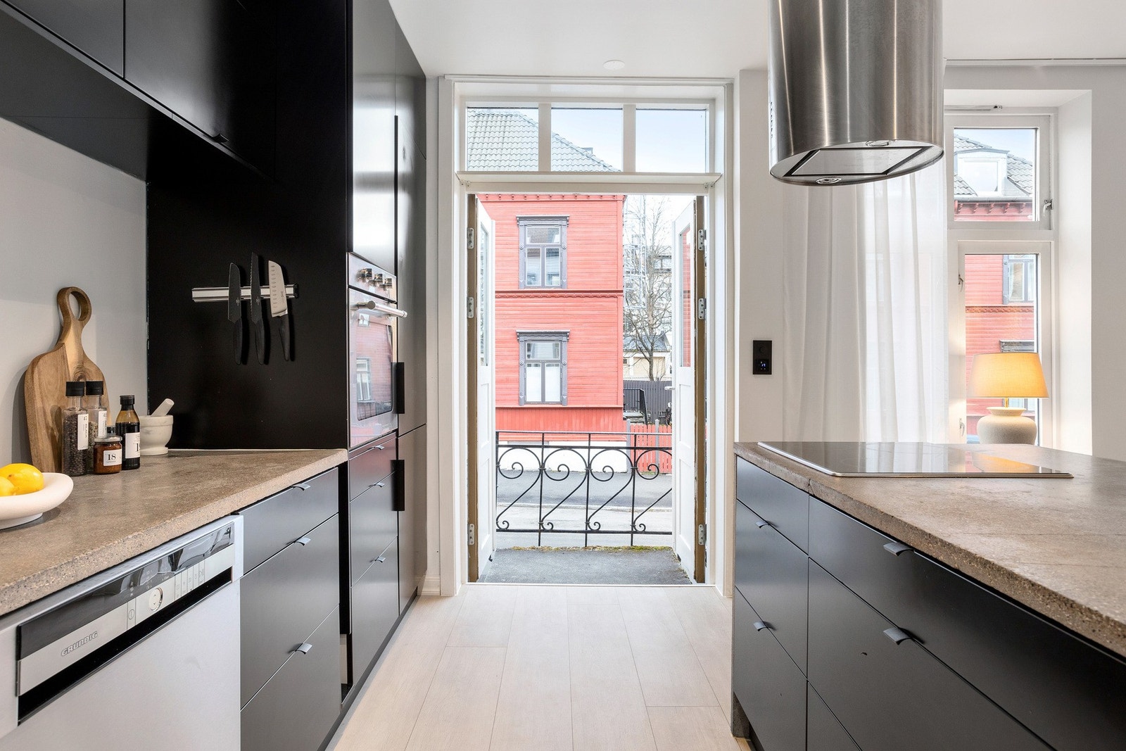 Denne leiligheten har en egen inngang med trapp som fint også kan brukes som en liten luftebalkong Galleribilde