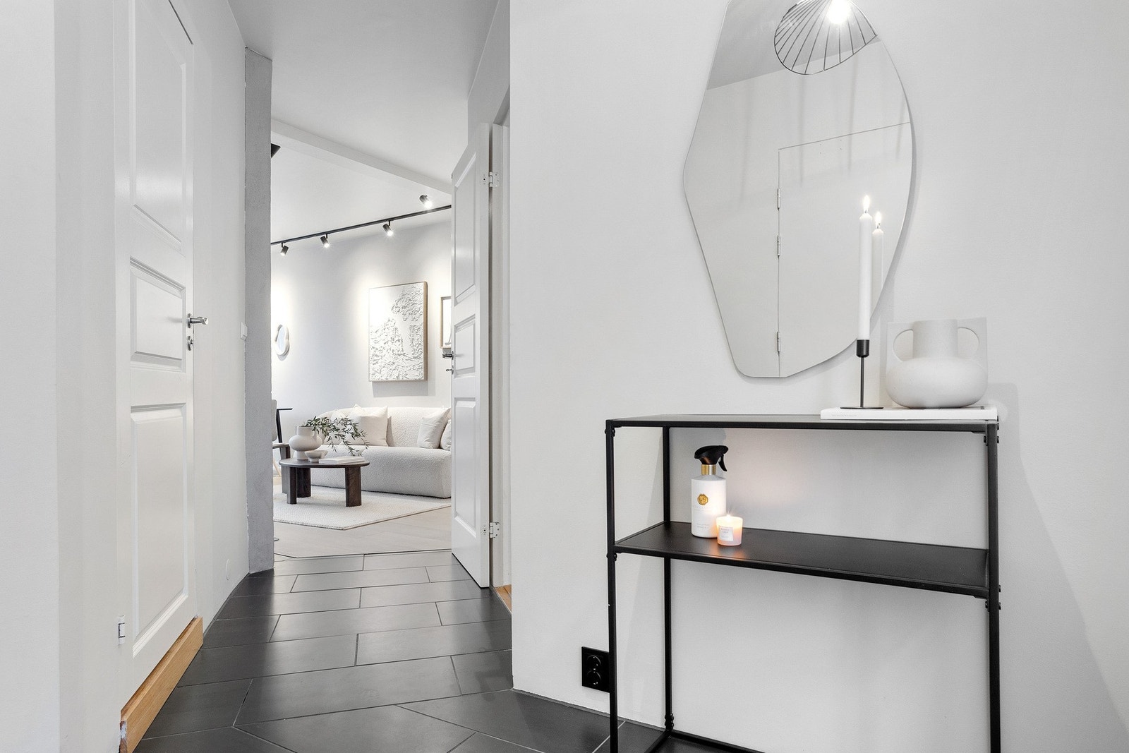 Pen flislagt gang med plass til oppbevaringsmøblement Galleribilde