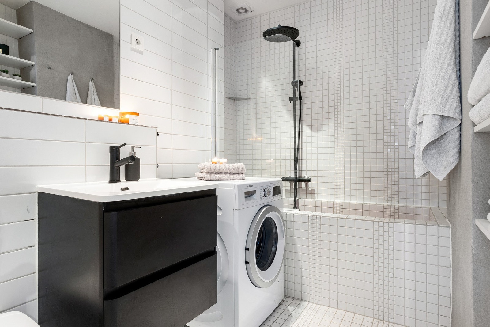 Badet er på 4 kvm og fikk ny servantinnredning og dusjarmatur i 2022 Galleribilde